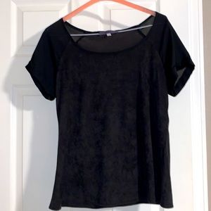 WYATT black short sleeve blouse. Scoop neck cuff sleeves SZ SML
